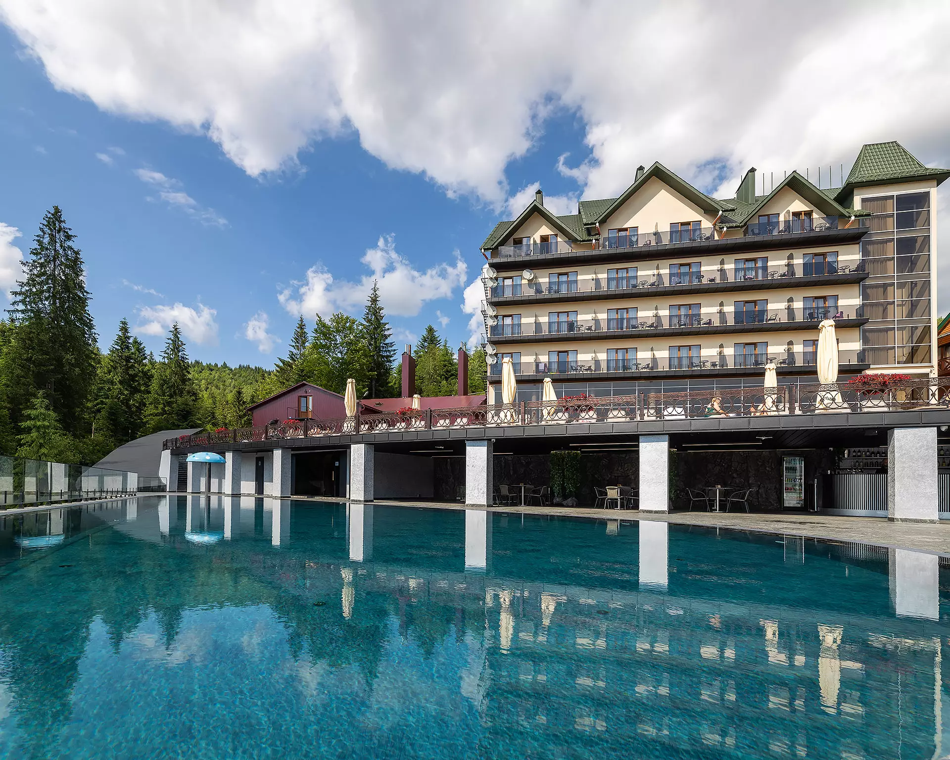 Відпочинок у Карпатах з басейном — комфорт та релакс серед гір