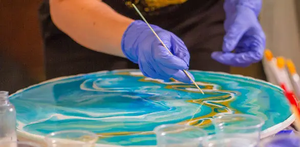 Епоксидні смоли: що це таке, де застосовуються і як працювати з ними вперше