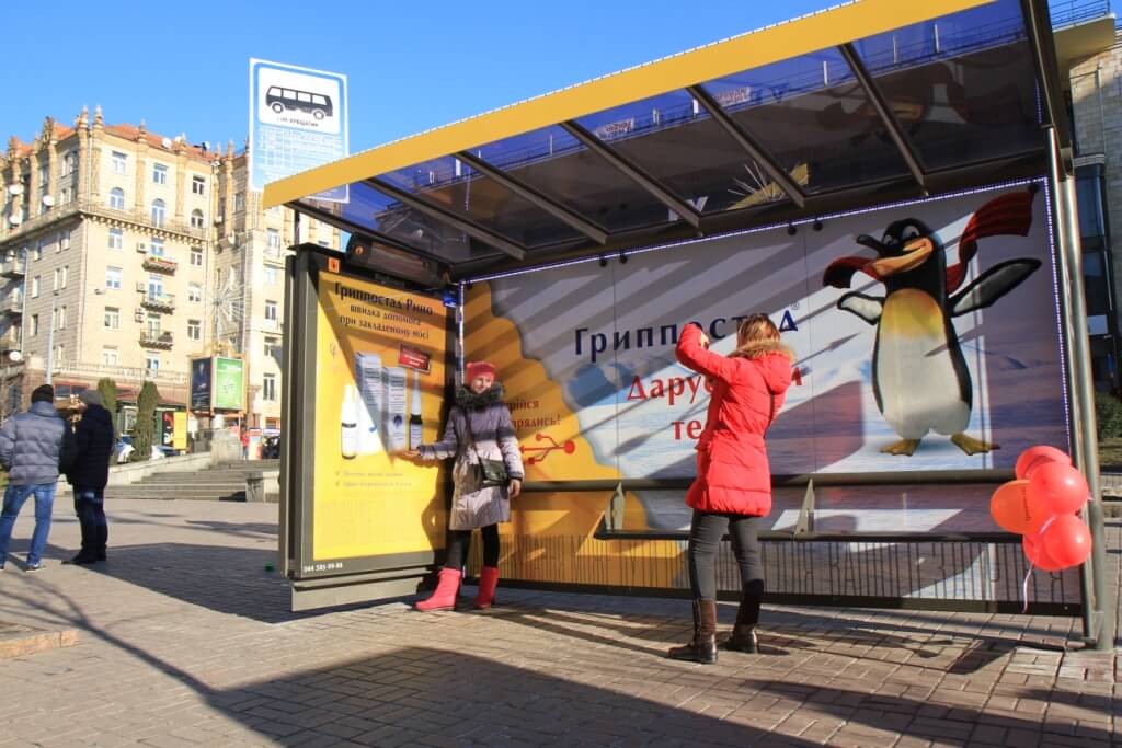 Реклама на зупинках: чому цей формат досі перемагає банерну втому цифрової ери
